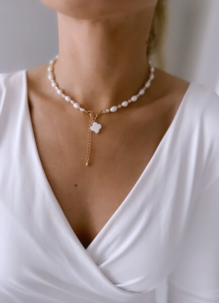 Čokeris ar dabīgajām pērlēm un četrlapas kulonu. Balta