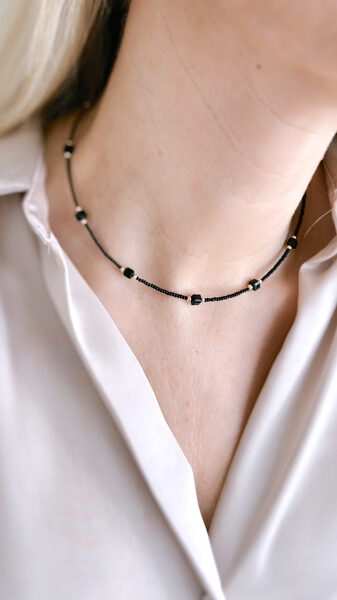 Melns čokeris ar kubika akcentiem