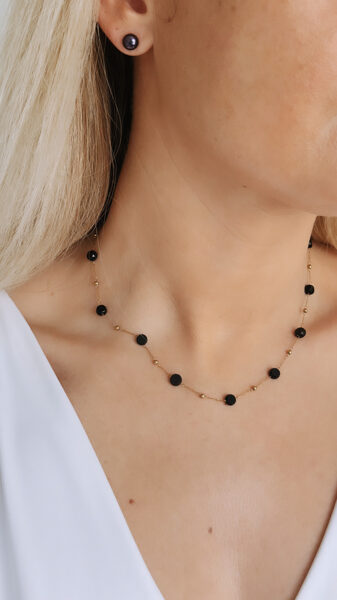 Melno stikla akmentiņu ķēdīte