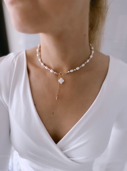 Čokeris ar dabīgajām pērlēm un četrlapas kulonu. Pelēcīgi zils