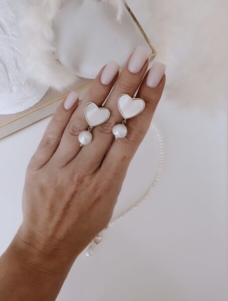 Sirds furnitūras auskari ar saldūdens pērli