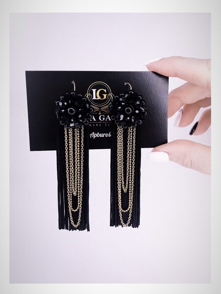 Melnos toņos bārkstis un zelta ķēdītes