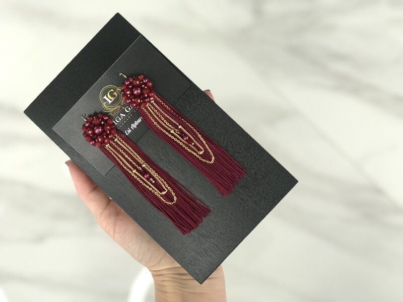 Tumši sarkanos toņos bārkstis un ķēdītes