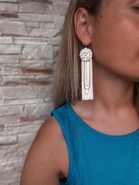 Balta ar persiku toni barkstiņas un ķēdītes