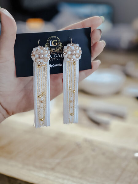 Balts ar zeltu toņos bārkstis un ķēdītes