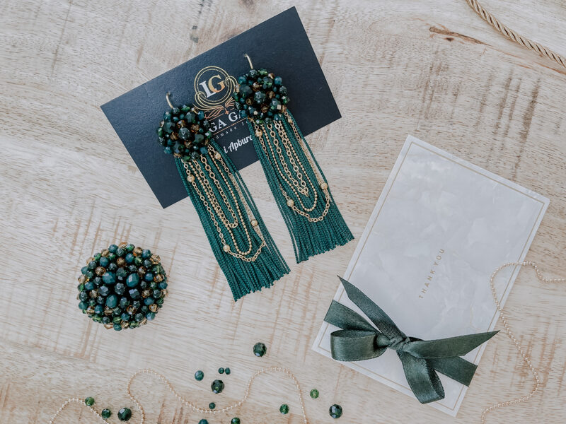 Tumši zaļos toņos bārkstis un ķēdītes