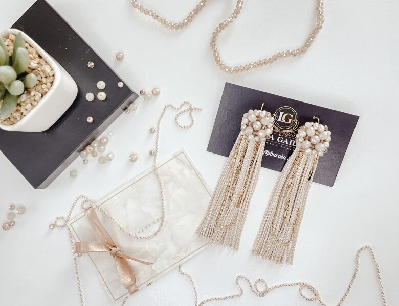 Gaiši bēšos toņos bārkstis un ķēdītes