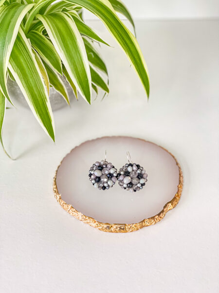 Pelēki ar melnu podziņu auskari uz āķīša