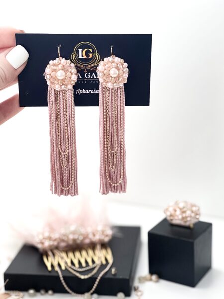 Gaiši vecrozā toņos bārkstis un ķēdītes