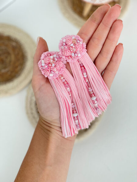 Rozā ar baltu akcentu. Mežģīnes un bārkstis