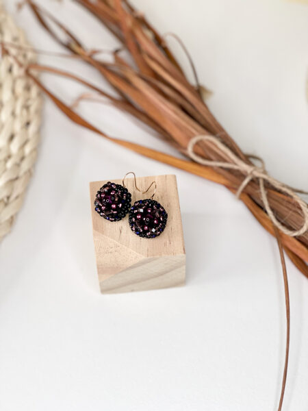 Melns ar violetu podziņu auskari uz āķīša