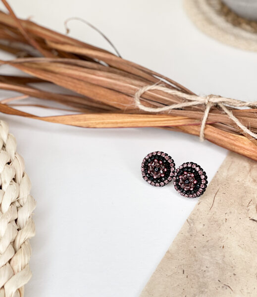 Melns ar vecrozā podziņu auskari uz nagliņas