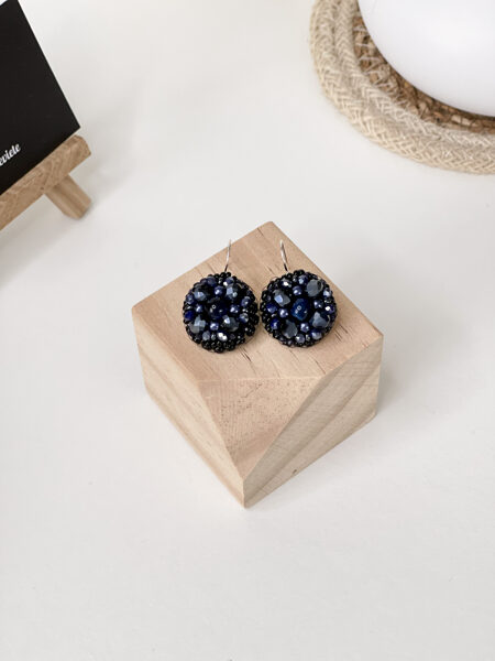 Zili podziņu auskari uz āķīša