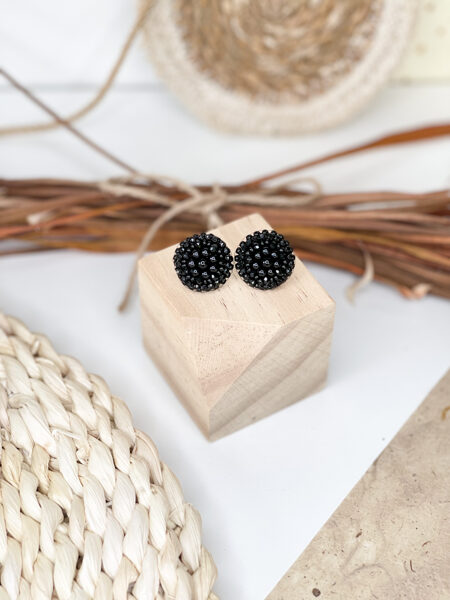 Melni podziņu auskari uz nagliņas