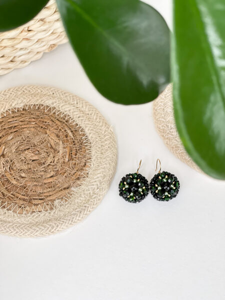 Zaļi ar melnu podziņu auskari uz āķīša