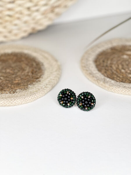 Melns ar zaļu podziņu auskari uz nagliņas