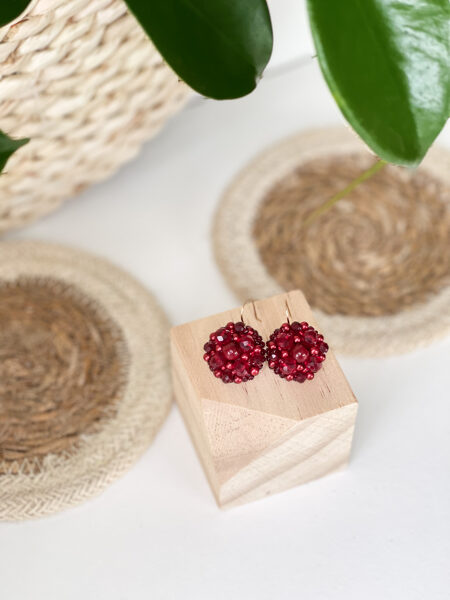 Sarkani podziņu auskari uz āķīša