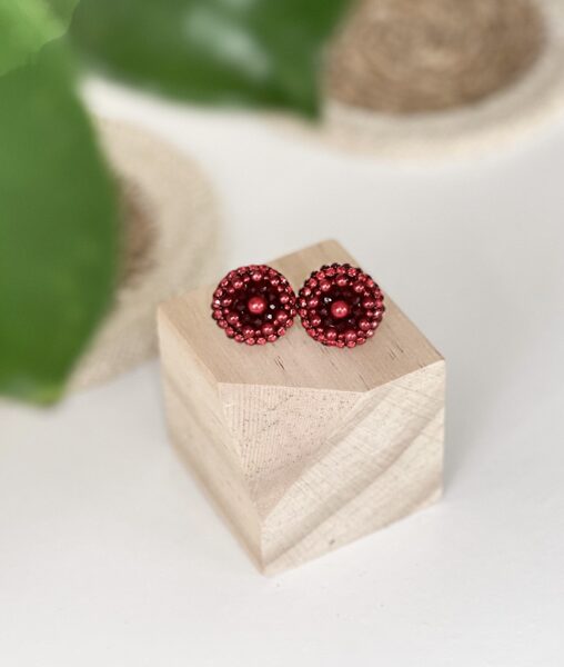 Sarkani podziņu auskari uz nagliņas