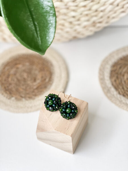 Zaļi podziņu auskari uz āķīša