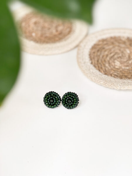 Zaļi podziņu auskari uz nagliņas