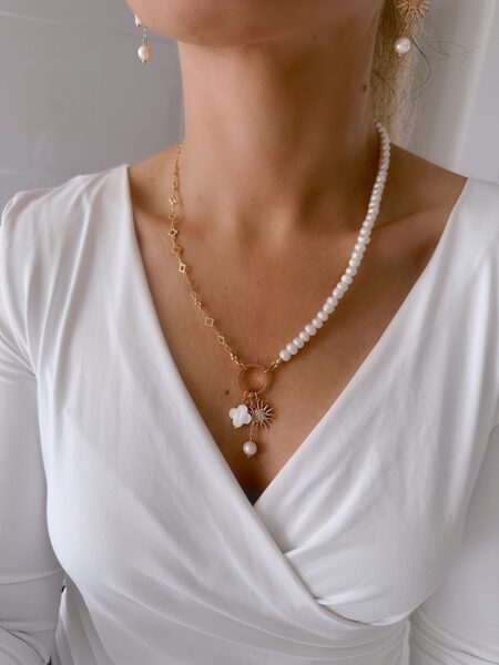 Kaklarota ar dabīgajām pērlēm un Saules Četrlapas kuloniem