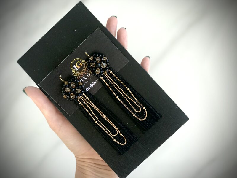 Melns ar zelta toņos bārkstis un ķēdītes