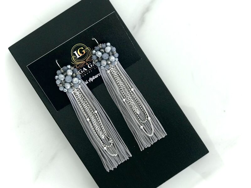 Pelēkos toņos bārkstis un ķēdītes