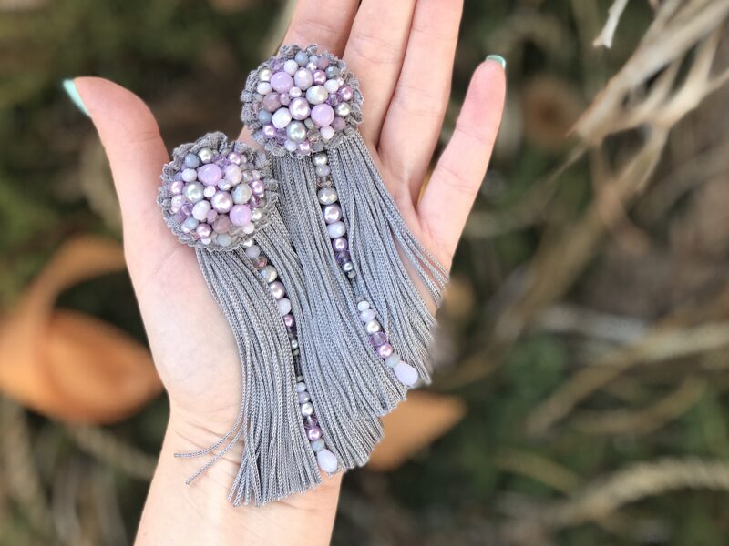 Pelēks ar rozā. Mežģīnes un bārkstis