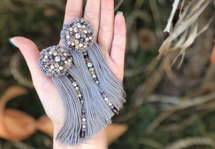 Pelēks ar bēšu. Mežģīne un bārkstis