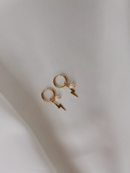 Dabīgo saldūdens pērļu auskari ar zibens kulonu