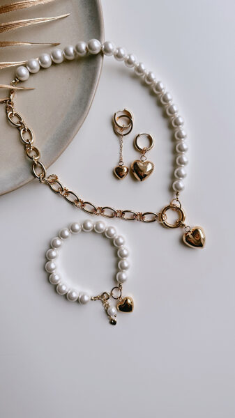 Rotu komplekts ar Shell baltajām pērlēm un sirds kulonu