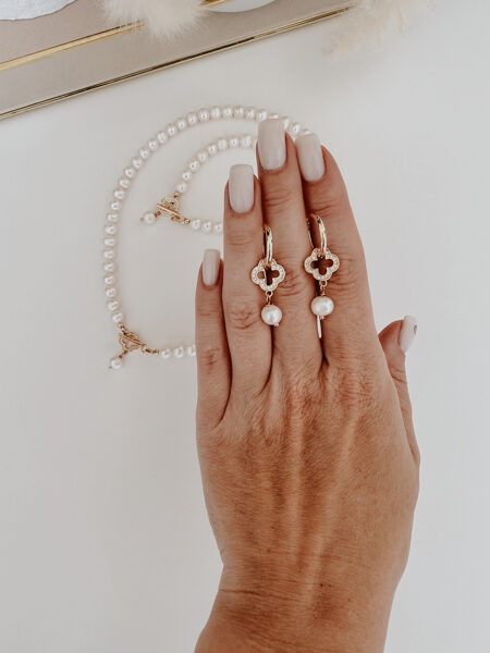 Riņķa auskari ar četrlapa kuloniem un pērli