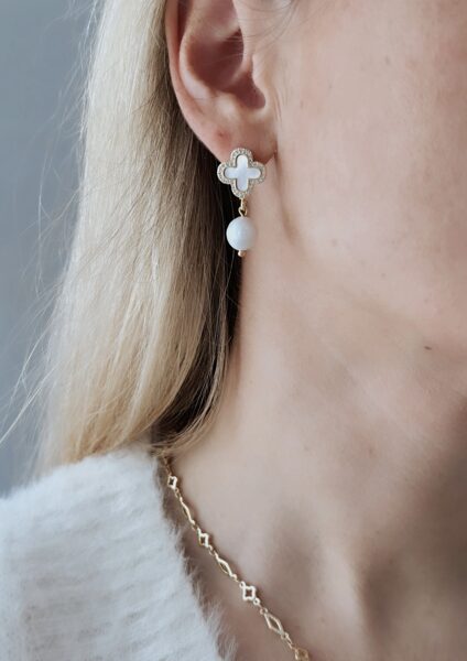 Četrlapas auskari ar saldūdens pērli