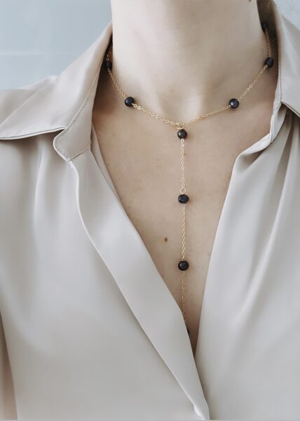 T veida ķēdīte ar melnajām saldūdens pērlēm