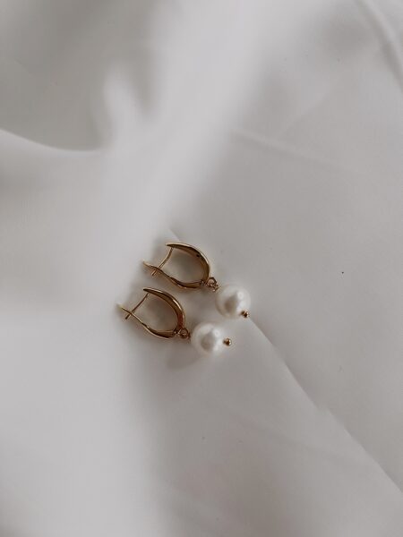 Balto Dabīgo Saldūdens pērļu bumbiņu auskari.