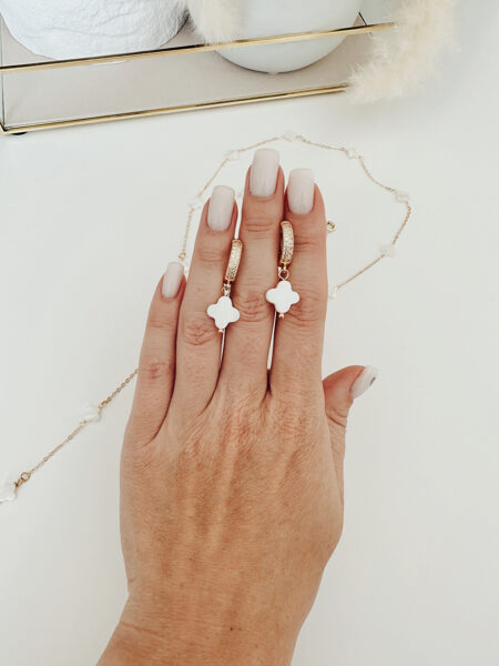 Auskari ar gliemežvāka četrlapas kuloniem