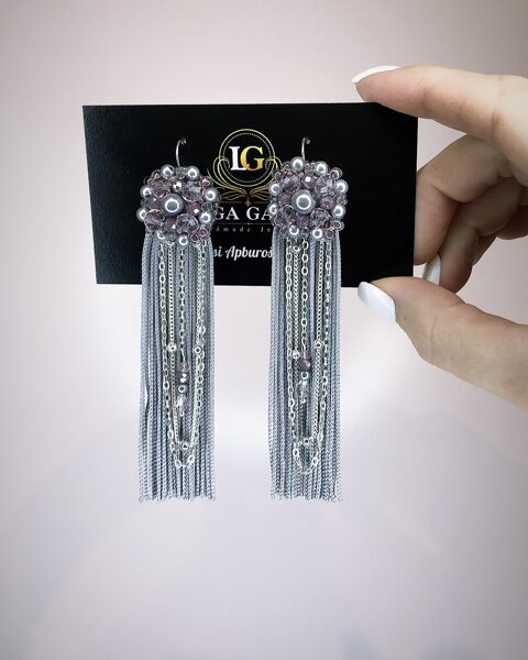 Pelēk ar rozā bārkstis un ķēdītes